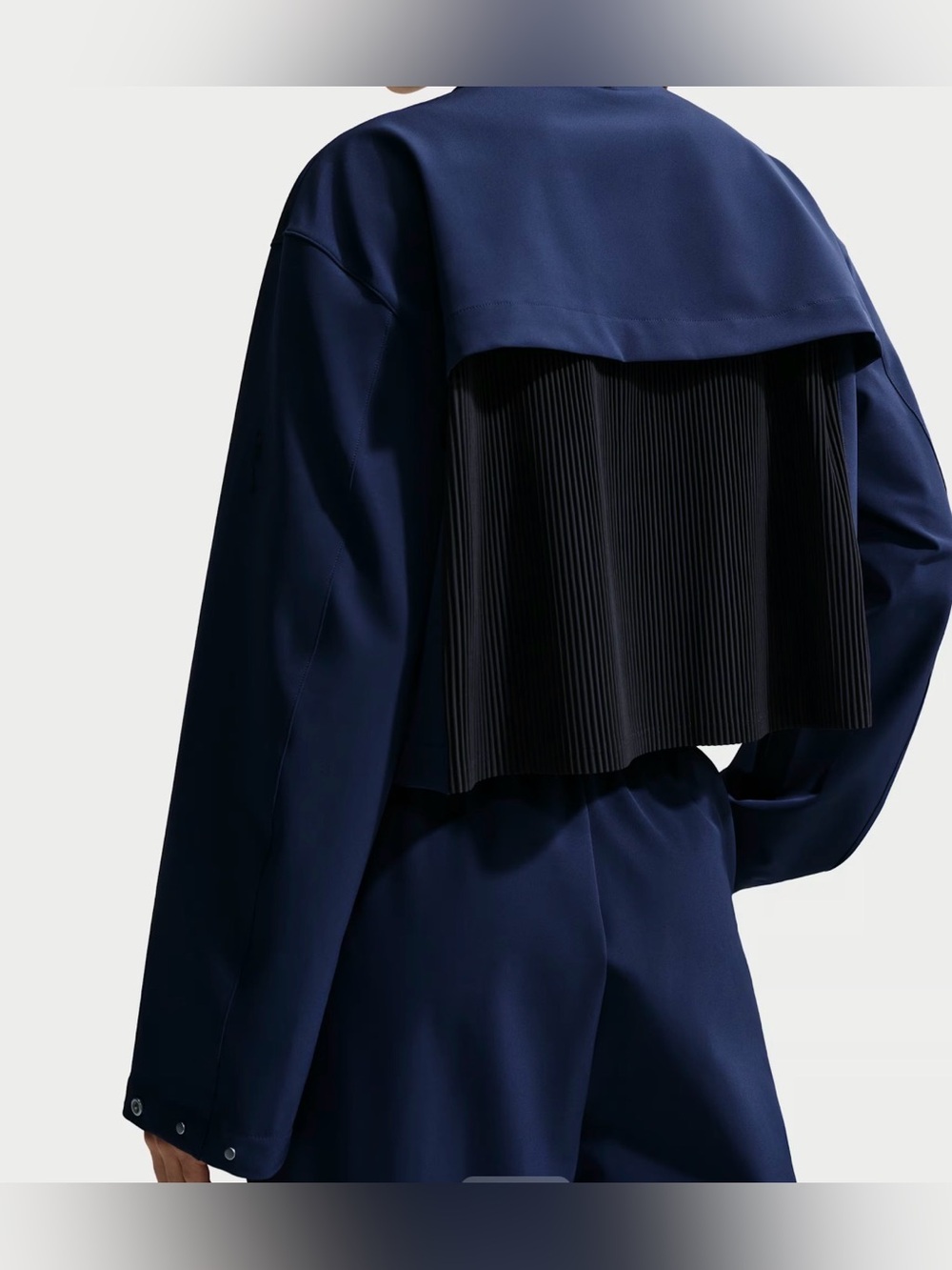 Nike 24.7 PerfectStretch
Women's Dri-FIT Loose-Fit Cropped Jacket M